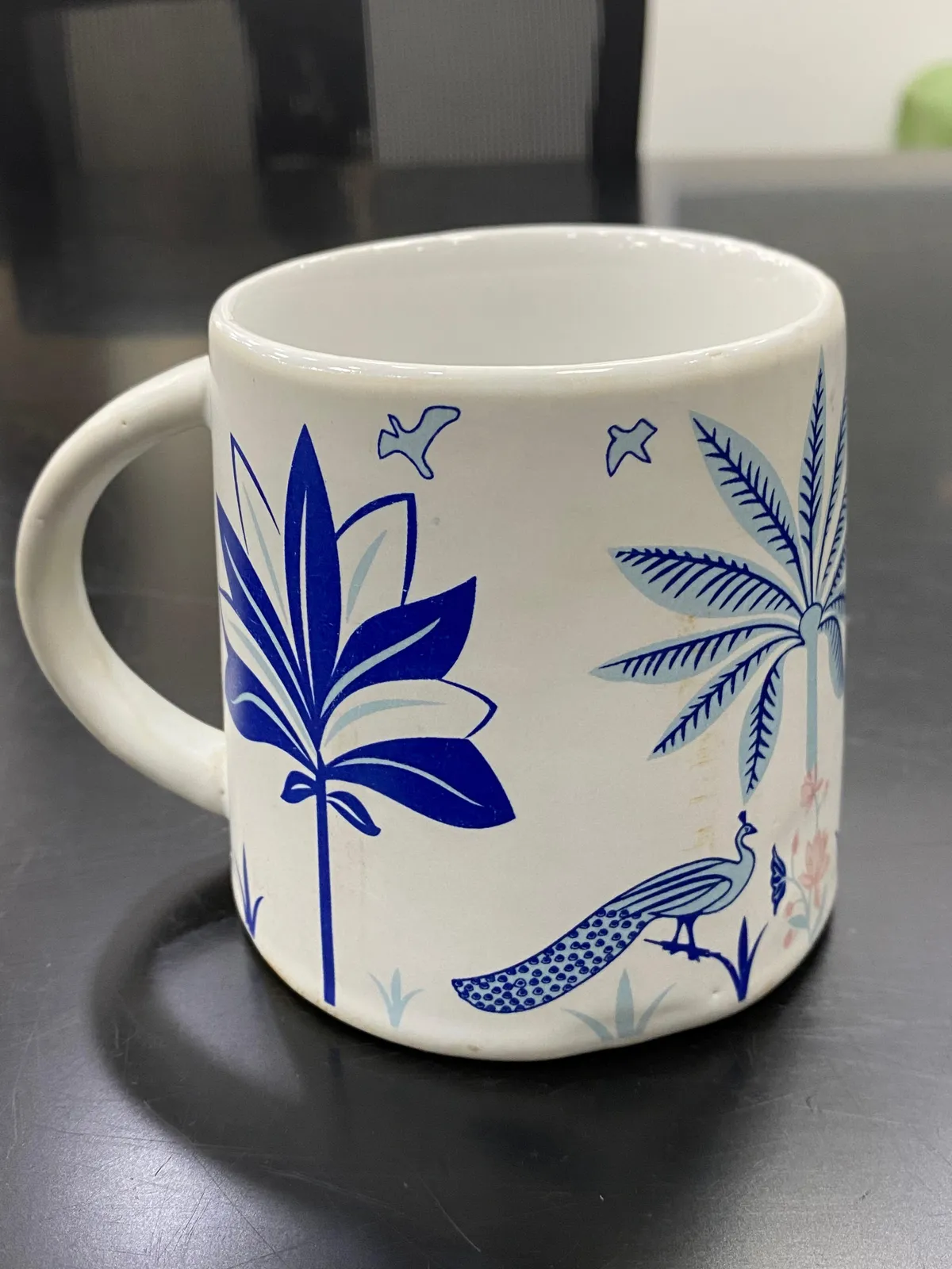Caneca cilíndrica com pavão azul