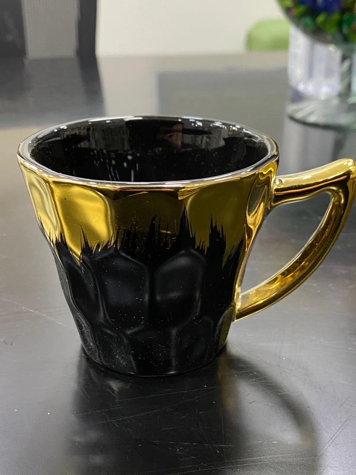 Caneca facetada preta com dourado