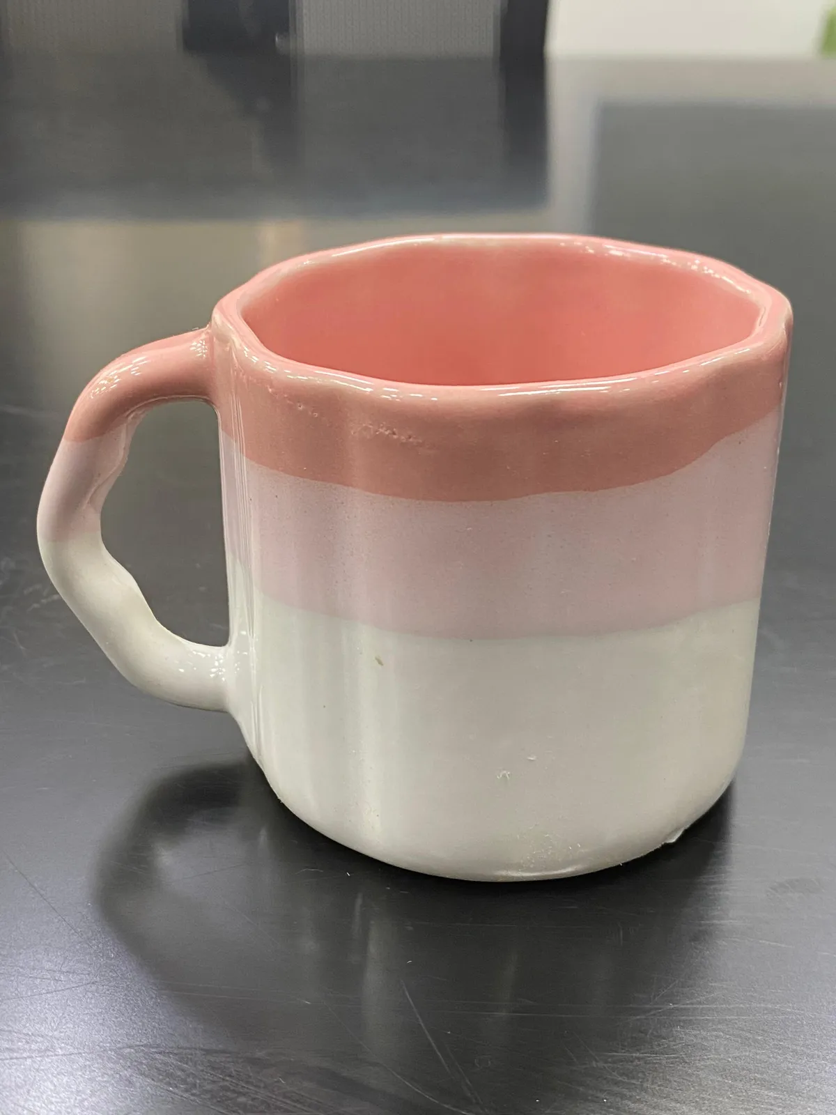 Caneca rosa e branca ondulada