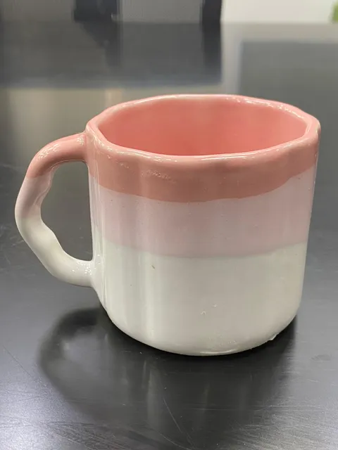Caneca rosa e branca ondulada