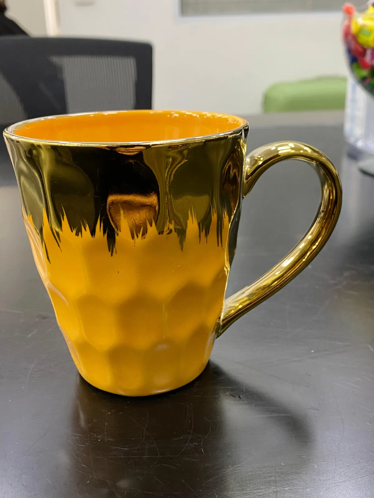 Caneca colmeia amarela com dourado