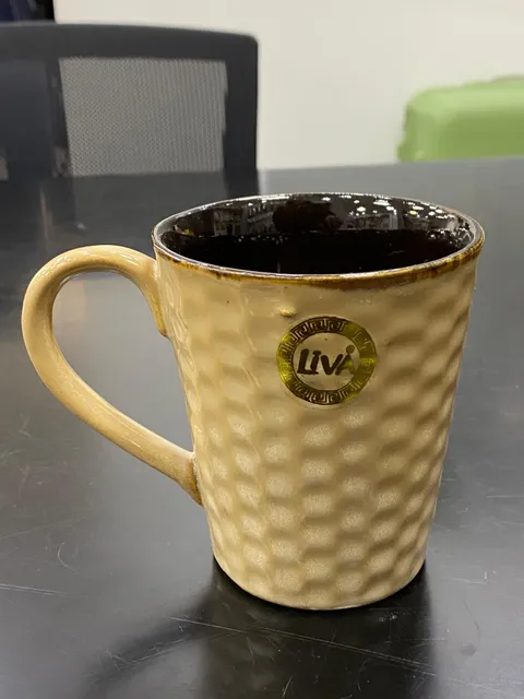 Caneca creme colmeia com medalhão