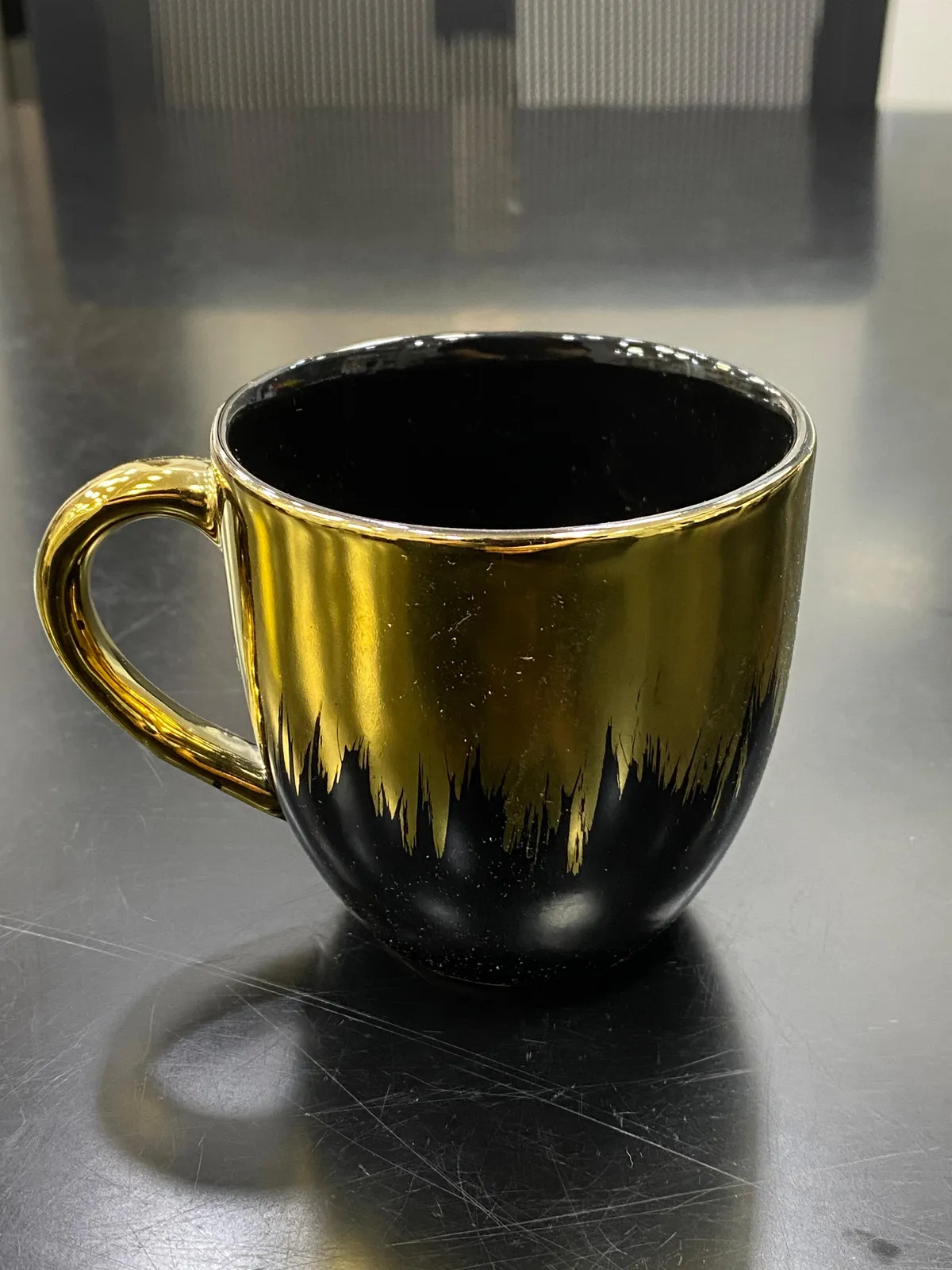 Caneca bojuda preta com dourado