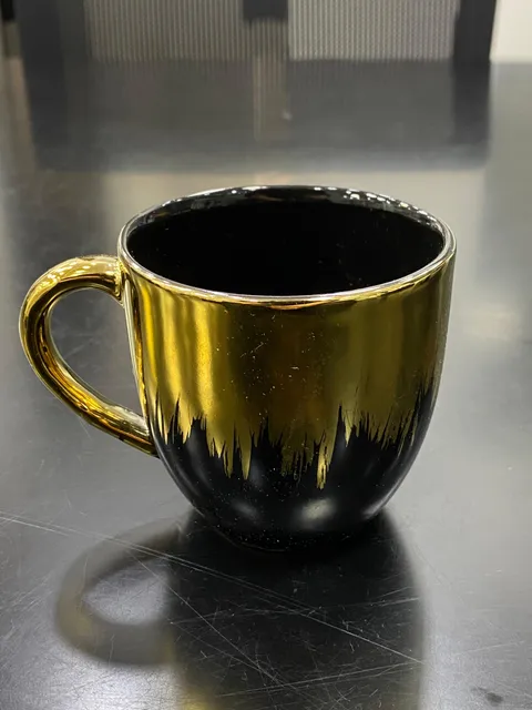 Caneca bojuda preta com dourado