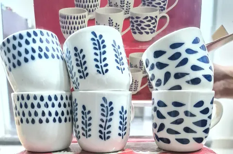 Sortido de xícaras pintadas à mão azul com gotas e folhas