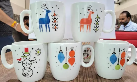 Sortido de canecas natalinas pintadas à mão com rena, boneco de neve e bolas