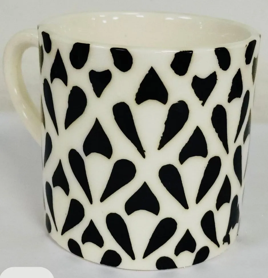 Caneca pintada à mão com gotas pretas
