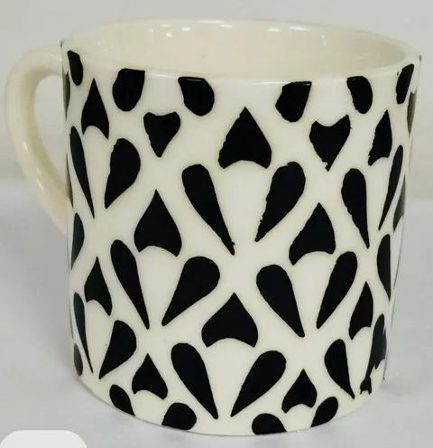 Caneca pintada à mão com gotas pretas