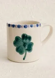 Caneca pintada à mão com trevo verde e borda de bolinhas azuis