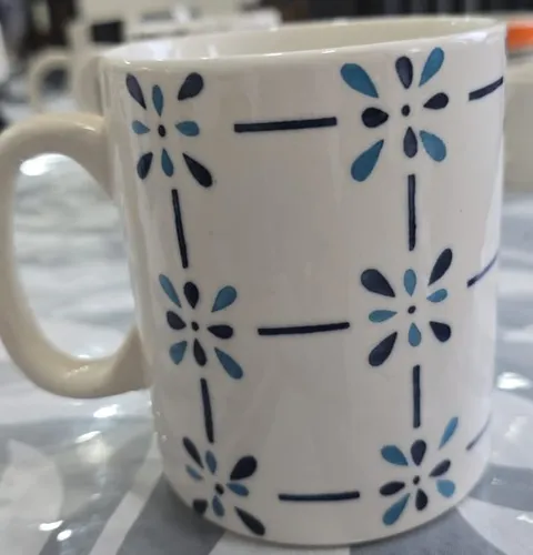 Caneca pintada à mão com flores azuis em grade
