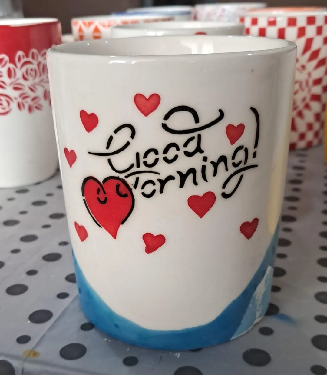 Caneca pintada à mão "Good Morning" com corações