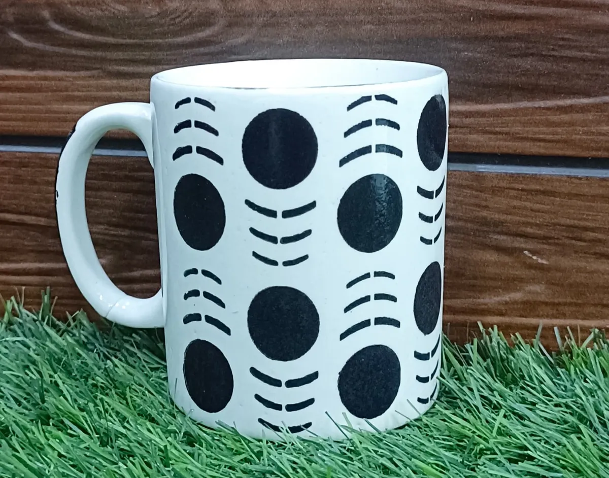 Caneca pintada à mão com círculos e arcos pretos