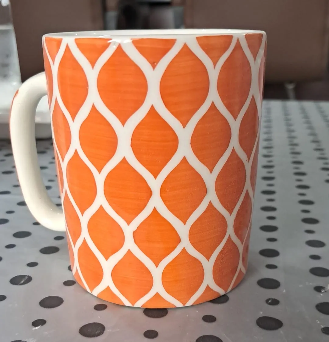 Caneca pintada à mão com padrão ogival laranja