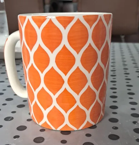 Caneca pintada à mão com padrão ogival laranja