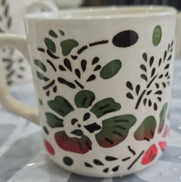Caneca pintada à mão com flor estêncil verde e vermelha