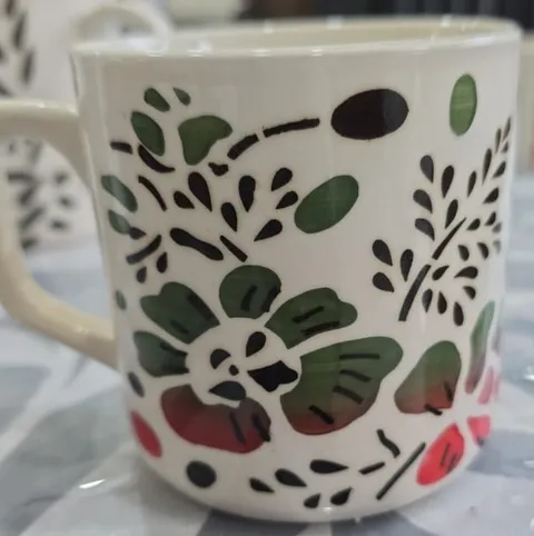 Caneca pintada à mão com flor estêncil verde e vermelha