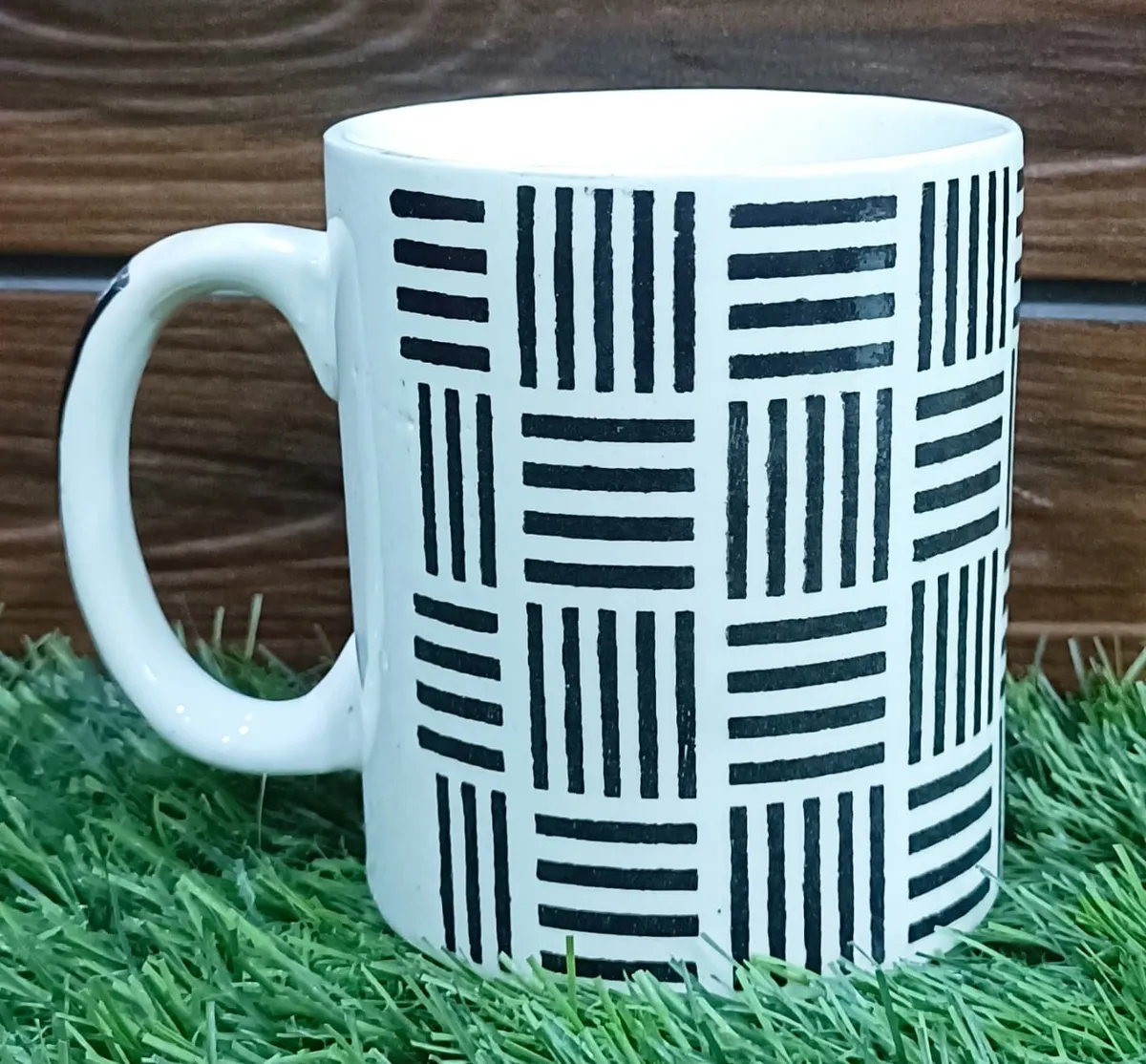 Caneca pintada à mão com traços pretos entrelaçados