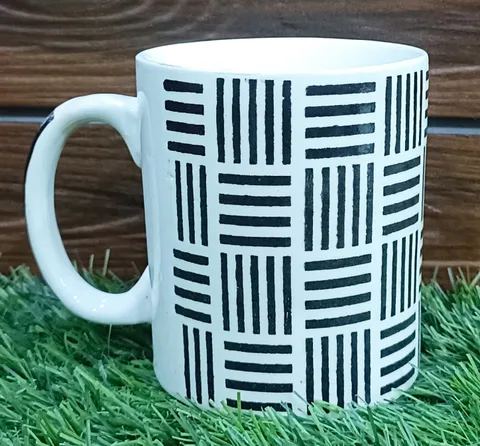 Caneca pintada à mão com traços pretos entrelaçados