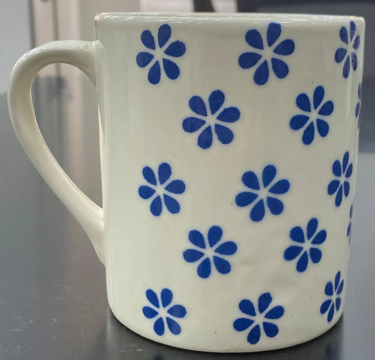 Caneca pintada à mão com florzinhas azuis