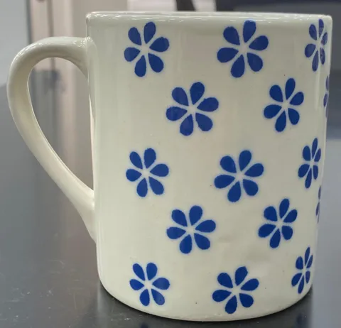 Caneca pintada à mão com florzinhas azuis