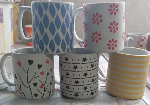 Sortido de canecas pintadas à mão em tons pastel