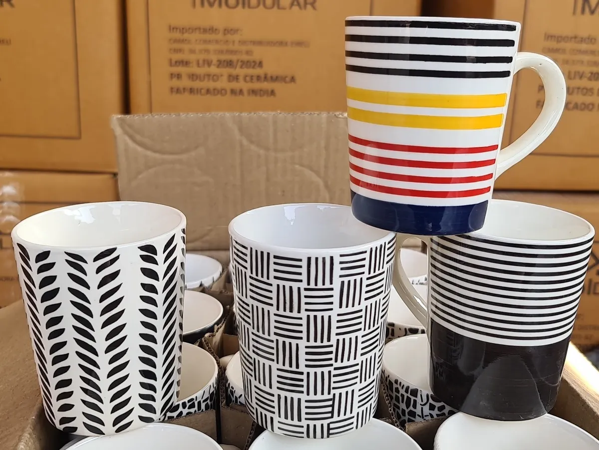 Sortido de canecas pintadas à mão preto e branco com listras coloridas