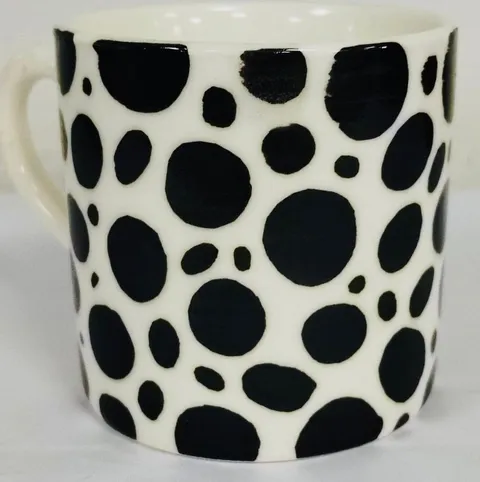 Caneca pintada à mão com bolas pretas