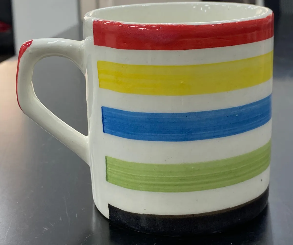 Caneca pintada à mão com listras arco-íris