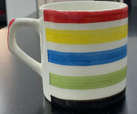 Caneca pintada à mão com listras arco-íris