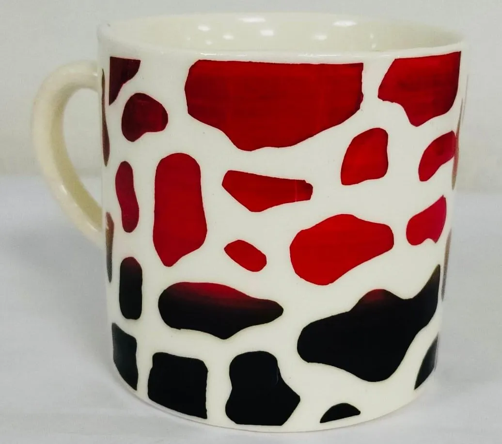 Caneca pintada à mão com manchas vermelhas e pretas