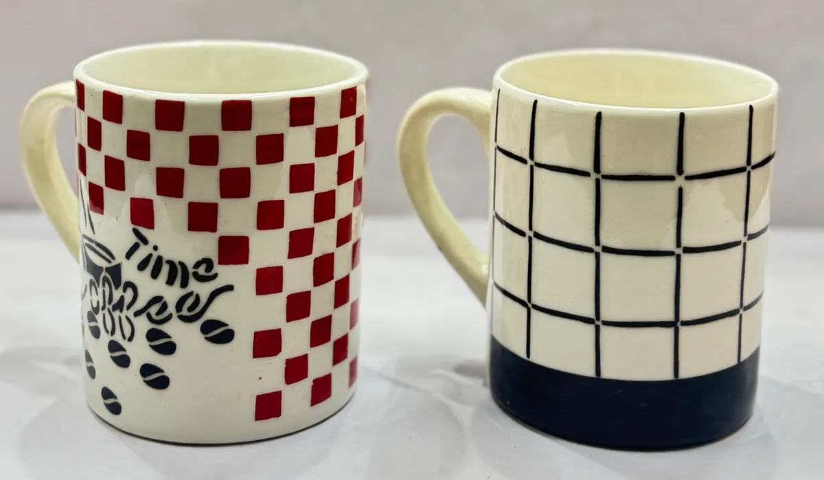 Par de canecas pintadas à mão xadrez vermelho "Time" e grade preta