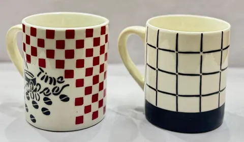 Par de canecas pintadas à mão xadrez vermelho "Time" e grade preta