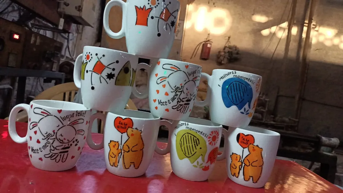 Sortido de canecas pintadas à mão ilustradas
