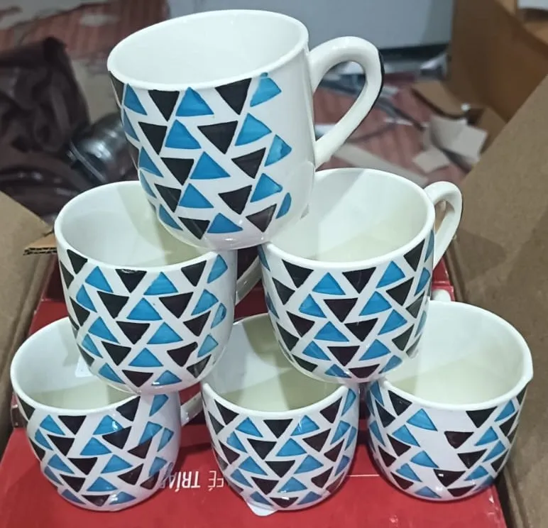 Xícara pintada à mão com triângulos azuis e pretos