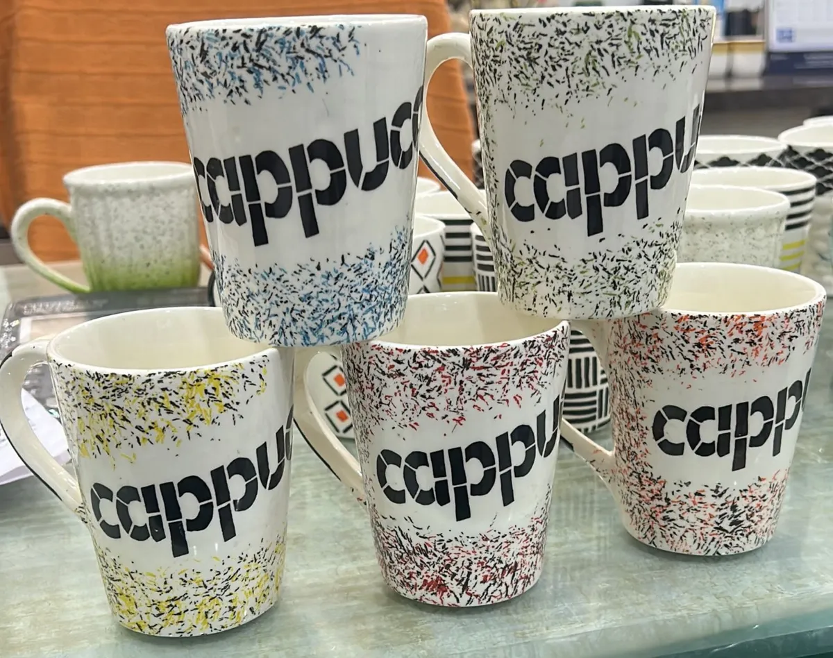 Caneca pintada à mão "Cappuccino" respingada