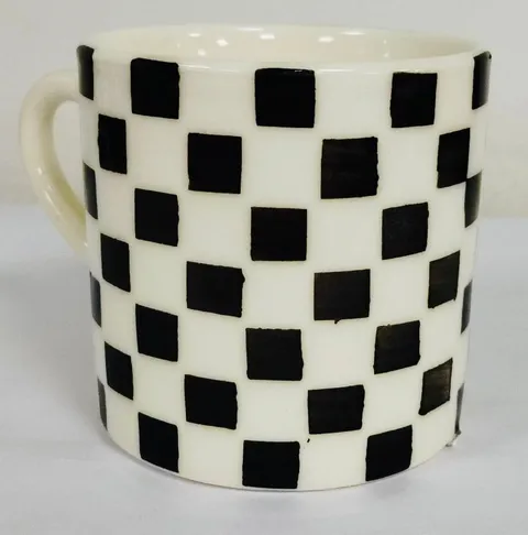 Caneca pintada à mão xadrez preto