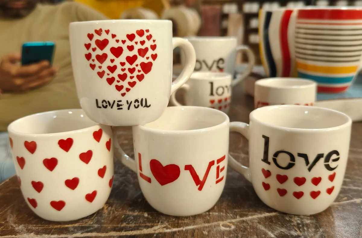 Sortido de canecas pintadas à mão "Love" com corações vermelhos