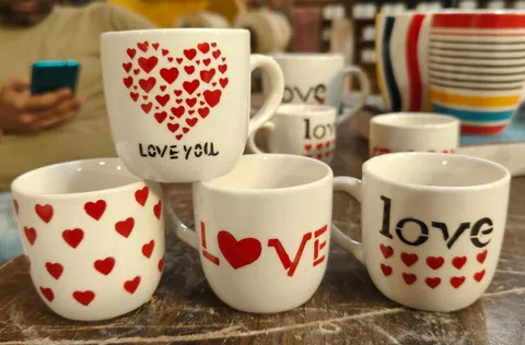 Sortido de canecas pintadas à mão "Love" com corações vermelhos