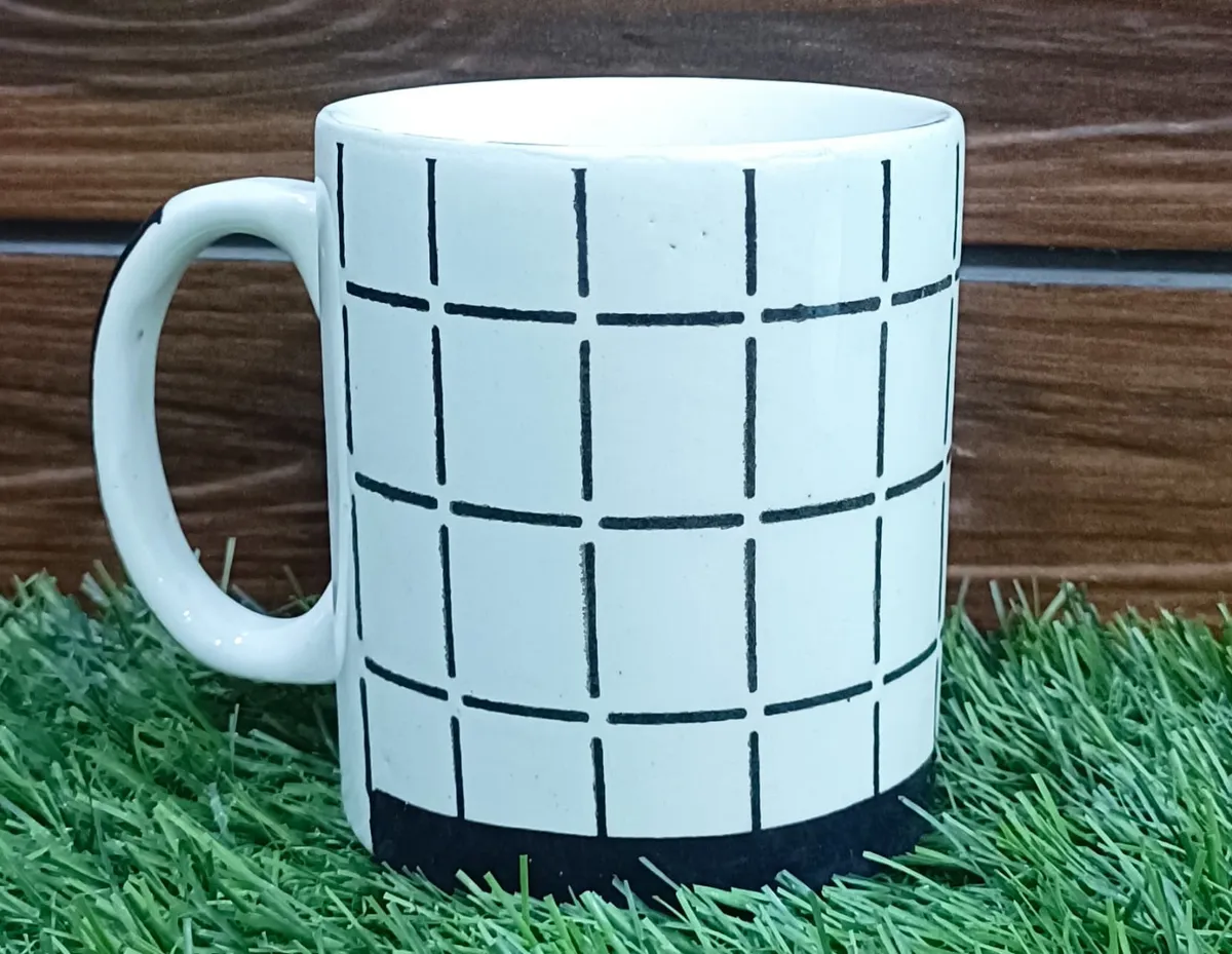 Caneca pintada à mão com grade preta e base preta