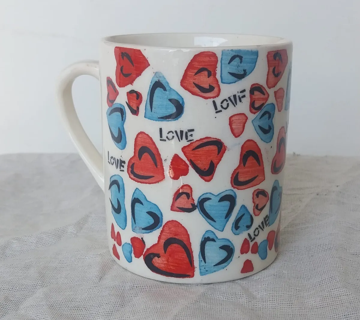 Caneca pintada à mão com corações vermelhos e azuis "Love"