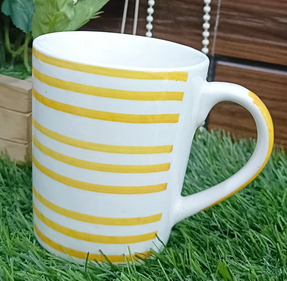Caneca pintada à mão com listras amarelas