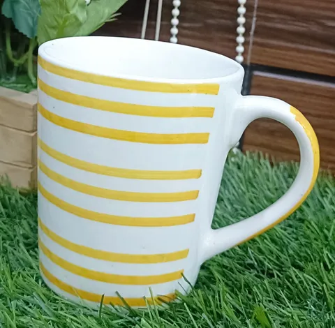 Caneca pintada à mão com listras amarelas