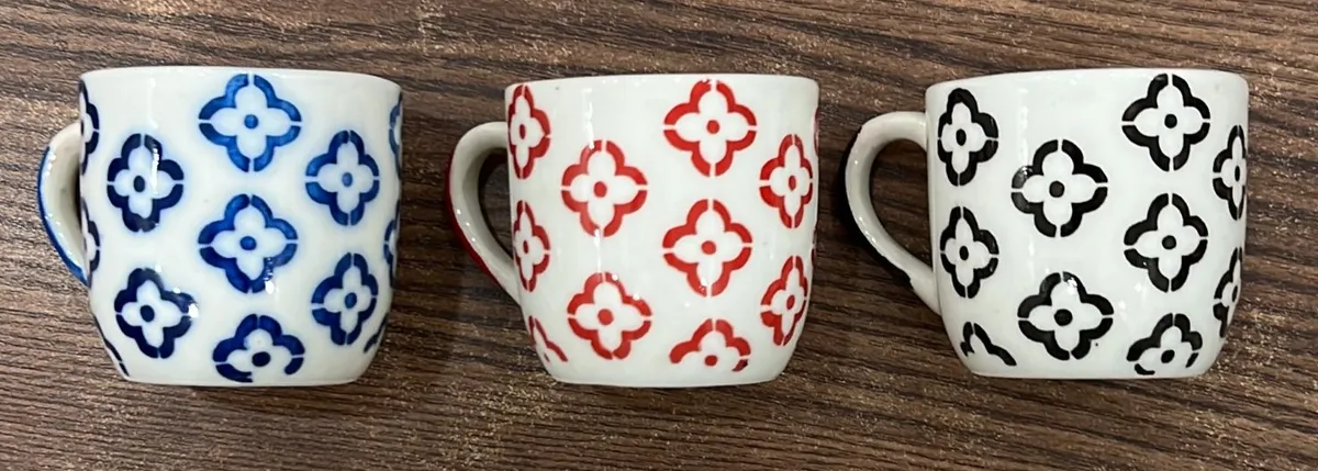 Xícara pintada à mão com flores quadrifólio