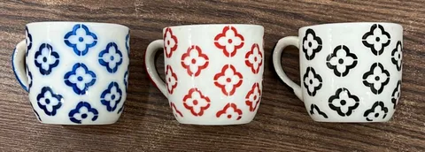 Xícara pintada à mão com flores quadrifólio