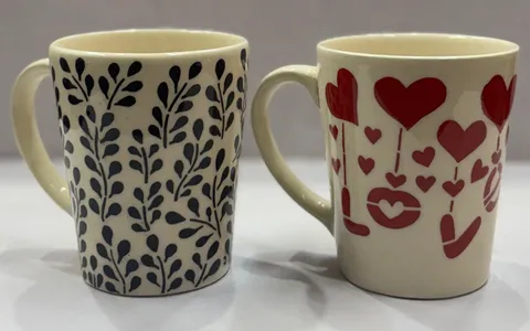 Par de canecas pintadas à mão bege com folhagens e "Love"