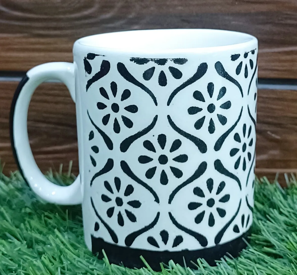Caneca pintada à mão com arabesco floral preto