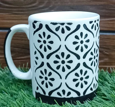 Caneca pintada à mão com arabesco floral preto