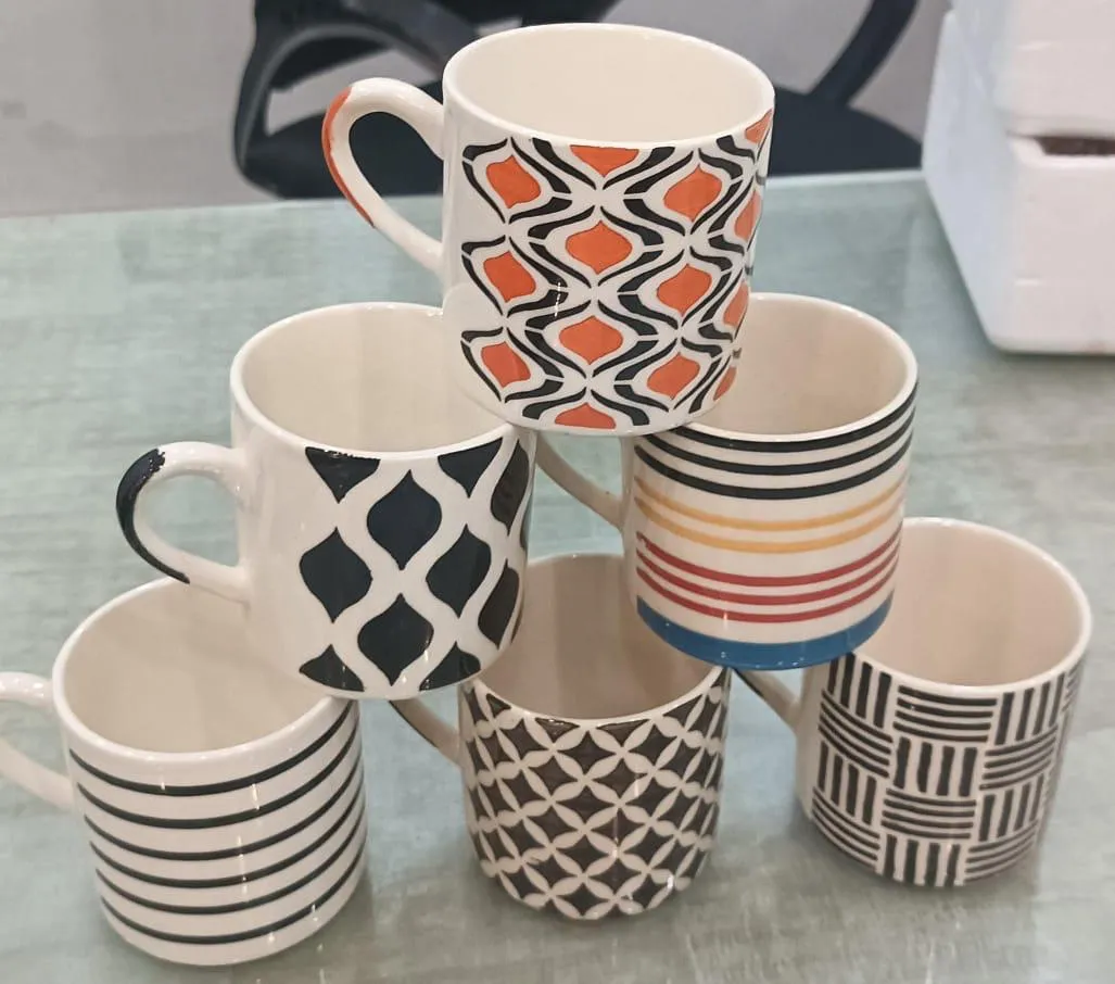 Sortido de xícaras pintadas à mão geométricas preto e laranja