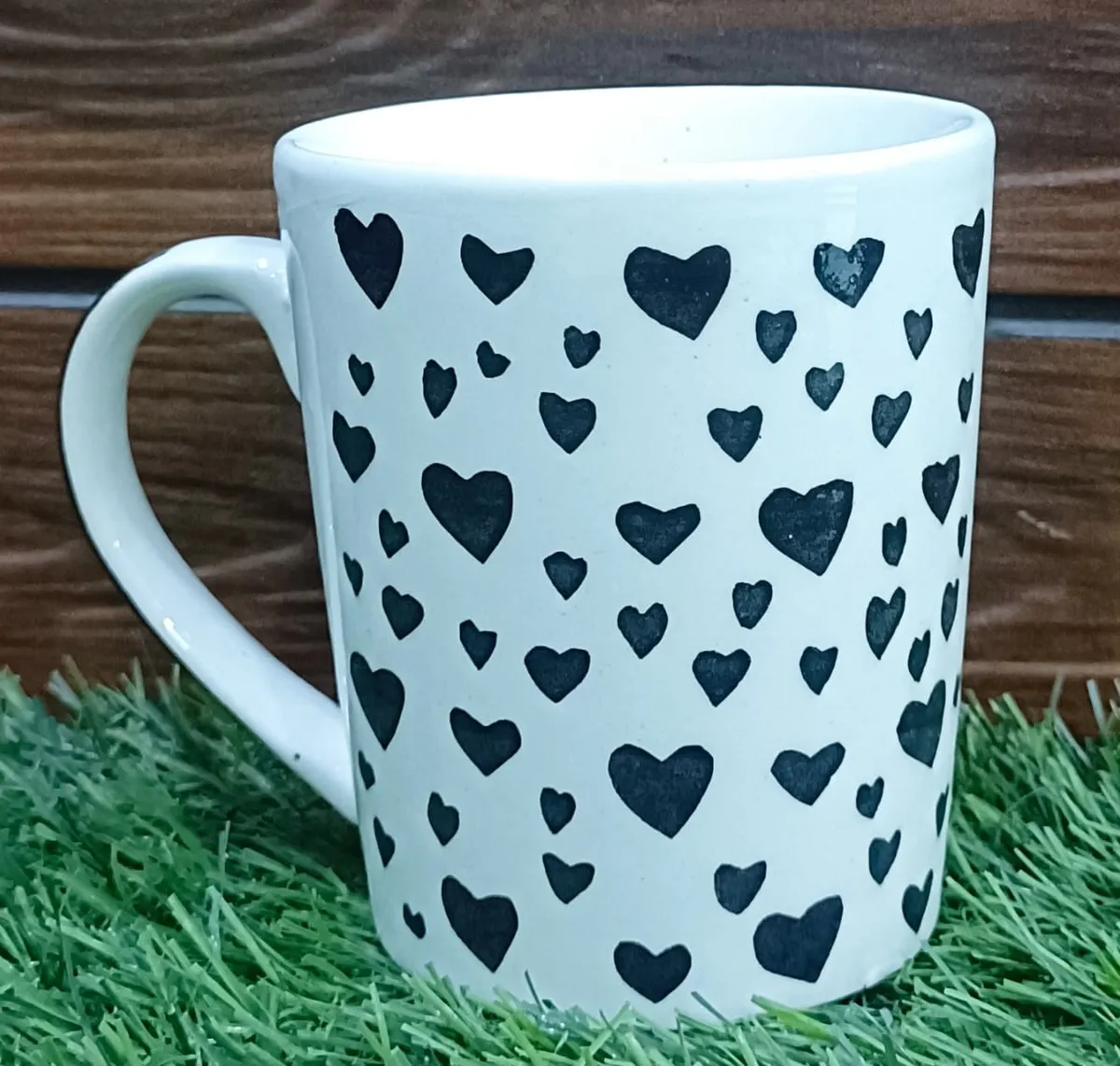 Caneca pintada à mão com corações pretos