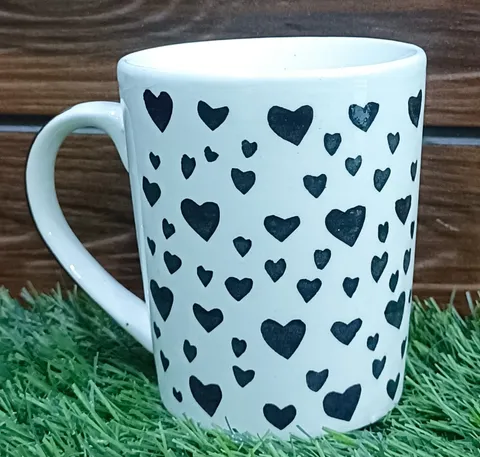 Caneca pintada à mão com corações pretos